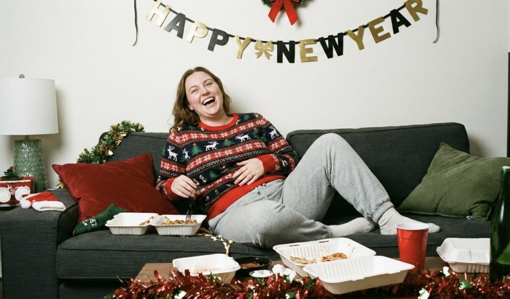 正月太りした女性の画像